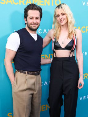 Michael Angarano ve Kristen Stewart, 7 Nisan 2025 'te Los Angeles, Kaliforniya, ABD' deki Vista Tiyatrosu 'nda düzenlenen Dikey Eğlence' nin Sacramento 'sunun Los Angeles Özel Gösterimi' ne geldiler..