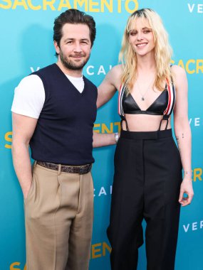 Michael Angarano ve Kristen Stewart, 7 Nisan 2025 'te Los Angeles, Kaliforniya, ABD' deki Vista Tiyatrosu 'nda düzenlenen Dikey Eğlence' nin Sacramento 'sunun Los Angeles Özel Gösterimi' ne geldiler..