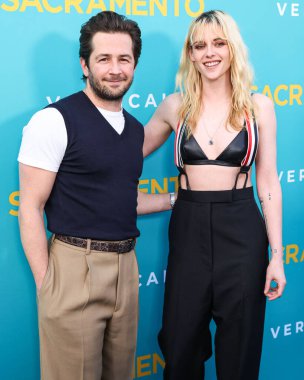 Michael Angarano ve Kristen Stewart, 7 Nisan 2025 'te Los Angeles, Kaliforniya, ABD' deki Vista Tiyatrosu 'nda düzenlenen Dikey Eğlence' nin Sacramento 'sunun Los Angeles Özel Gösterimi' ne geldiler..