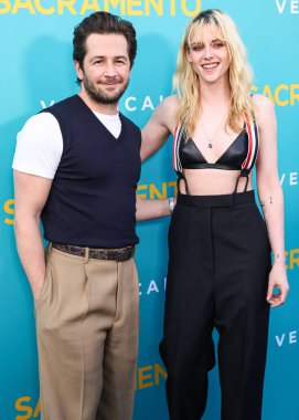 Michael Angarano ve Kristen Stewart, 7 Nisan 2025 'te Los Angeles, Kaliforniya, ABD' deki Vista Tiyatrosu 'nda düzenlenen Dikey Eğlence' nin Sacramento 'sunun Los Angeles Özel Gösterimi' ne geldiler..