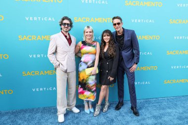 Eric B. Fleischman (L) ve Chris Abernathy (R) 7 Nisan 2025 'te Los Angeles, Kaliforniya, ABD' de Vista Tiyatrosu 'nda düzenlenen Dikey Entertainment' in 'Sacramento' sunun Los Angeles Özel Gösterimi 'ne geldiler.. 