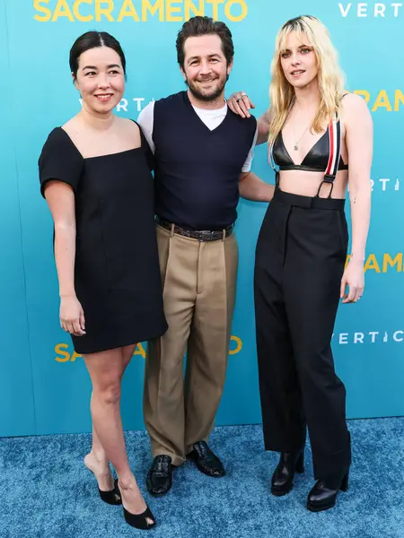 Maya Erskine, Michael Angarano ve Kristen Stewart, 7 Nisan 2025 'te Los Angeles, Kaliforniya, ABD' de Vista Tiyatrosu 'nda düzenlenen Dikey Eğlencenin Özel Gösterimi' ne geldiler..