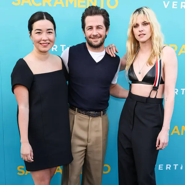 Maya Erskine, Michael Angarano ve Kristen Stewart, 7 Nisan 2025 'te Los Angeles, Kaliforniya, ABD' de Vista Tiyatrosu 'nda düzenlenen Dikey Eğlencenin Özel Gösterimi' ne geldiler..