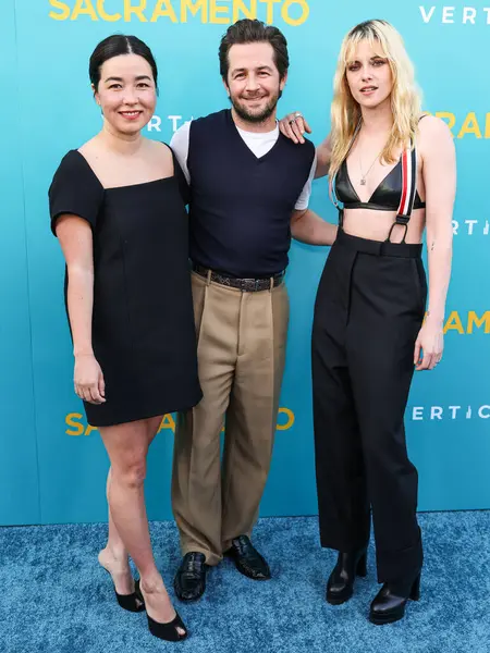 Maya Erskine, Michael Angarano ve Kristen Stewart, 7 Nisan 2025 'te Los Angeles, Kaliforniya, ABD' de Vista Tiyatrosu 'nda düzenlenen Dikey Eğlencenin Özel Gösterimi' ne geldiler..