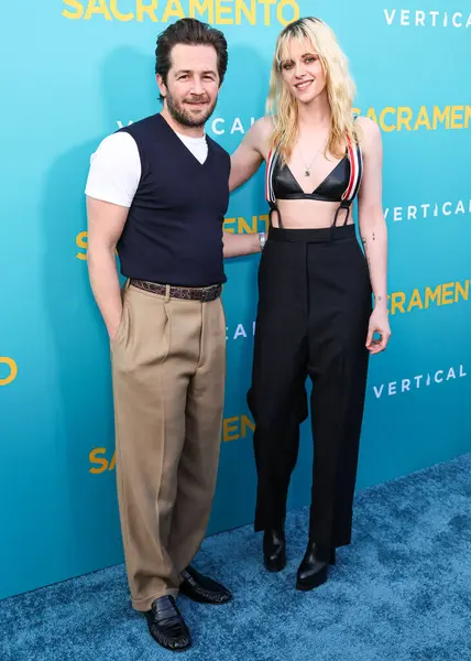 Michael Angarano ve Kristen Stewart, 7 Nisan 2025 'te Los Angeles, Kaliforniya, ABD' deki Vista Tiyatrosu 'nda düzenlenen Dikey Eğlence' nin Sacramento 'sunun Los Angeles Özel Gösterimi' ne geldiler..