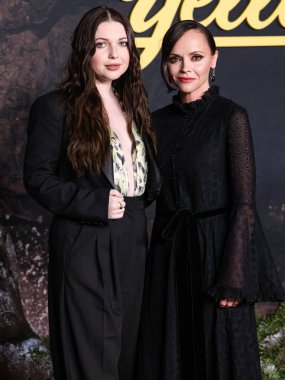 Samantha Hanratty (Sammi Hanratty) ve Christina Ricci, Televizyon Sanatları ve Bilimleri Akademisi Şaban Medya Merkezi 'ndeki Wolf Theatre' da düzenlenen Showtime 'ın 3.