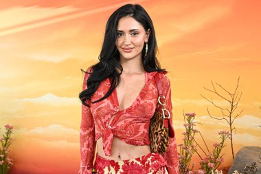 TV kişisi Leah Kateb, 12 Nisan 2025 'te Cavallo Çiftliği' nde düzenlenen 8. Geleneksel REVOLVE Festivali 'ne geldi..