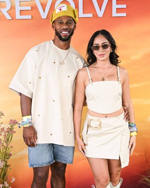 Victor Cruz ve Orange Calderon, 12 Nisan 2025 'te Cavallo Çiftliği' nde düzenlenen 8. Geleneksel REVOLVE Festivali 'ne geldiler..