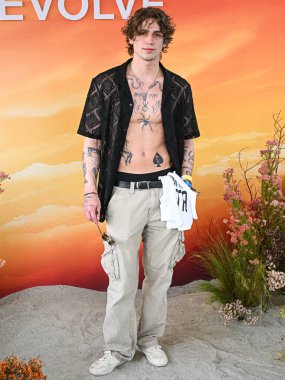 Amerikalı etkili ve model Vinnie Hacker, 12 Nisan 2025 'te ABD' nin Riverside County, Kaliforniya eyaletinde düzenlenen 8. REVOLVE Festivali 'ne geldi..