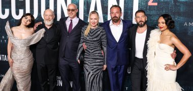 Daniella Pineda, J. K. Simmons, Gavin O 'Connor, Lynette Howell, Ben Affleck, Jon Bernthal ve Cynthia Addai-Robinson 16 Nisan 2025' te Los Angeles Amazon MGM Stüdyoları 'nın' The Accountant 2 'adlı stüdyosuna geldiler.