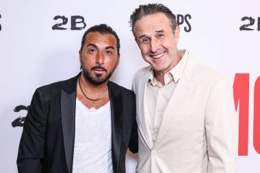 Danny A. Abeckaser ve David Arquette, 23 Nisan 2025 'te Hollywood, Los Angeles, Kaliforniya, ABD' deki Harmony Gold Tiyatrosu 'nda düzenlenen Lionsgate' in Mafya Polisleri 'nin Los Angeles galasına geldiler..
