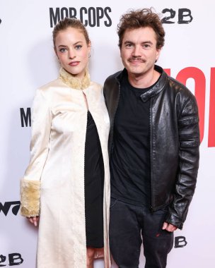 Leah Branson ve Emile Hirsch 23 Nisan 2025 'te Hollywood, Los Angeles, Kaliforniya, ABD' deki Harmony Gold Tiyatrosu 'nda düzenlenen Lionsgate' in 'Mafya Polisleri' nin Los Angeles galasına geldiler..   