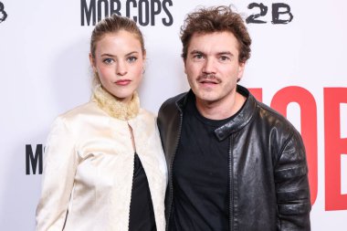Leah Branson ve Emile Hirsch 23 Nisan 2025 'te Hollywood, Los Angeles, Kaliforniya, ABD' deki Harmony Gold Tiyatrosu 'nda düzenlenen Lionsgate' in 'Mafya Polisleri' nin Los Angeles galasına geldiler..   