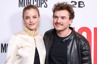 Leah Branson ve Emile Hirsch 23 Nisan 2025 'te Hollywood, Los Angeles, Kaliforniya, ABD' deki Harmony Gold Tiyatrosu 'nda düzenlenen Lionsgate' in 'Mafya Polisleri' nin Los Angeles galasına geldiler..   