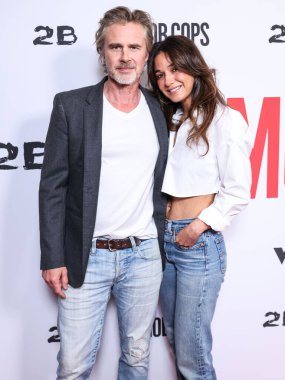 Sam Trammell ve kız arkadaşı Emmanuelle Chriqui, 23 Nisan 2025 'te Hollywood, Los Angeles, Kaliforniya, ABD' deki Harmony Gold Theater 'da düzenlenen Lionsgate' in 'Mafya Polisleri' nin Los Angeles galasına geldiler..    