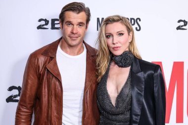Stephen Huszar ve kız arkadaşı Katie Cassidy, 23 Nisan 2025 'te Hollywood, Los Angeles, Kaliforniya, ABD' deki Harmony Gold Tiyatrosu 'nda düzenlenen Lionsgate' in 