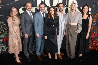Lang Fisher, Steve Carell, Will Forte, Tina Fey, Marco Calvani, Kerri Kenney-Silver ve Tracey Wigfield, 24 Nisan 2025 'te Amerika Yönetmenler Birliği' ndeki DGA Tiyatro Kompleksi 'nin birinci sezonunun galasına geldiler.