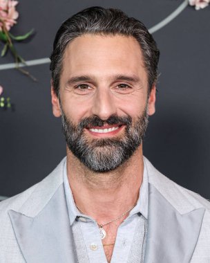İtalyan oyun yazarı ve yönetmen Marco Calvani, Netflix 'in' The Four Seasons 'sezonunun Los Angeles Premiere' ine 24 Nisan 2025 'te Amerika Yönetmenler Birliği' ndeki DGA Tiyatro Kompleksi 'ne geldi..