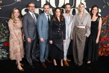 Lang Fisher, Steve Carell, Will Forte, Tina Fey, Marco Calvani, Kerri Kenney-Silver ve Tracey Wigfield, 24 Nisan 2025 'te Amerika Yönetmenler Birliği' ndeki DGA Tiyatro Kompleksi 'nin birinci sezonunun galasına geldiler.