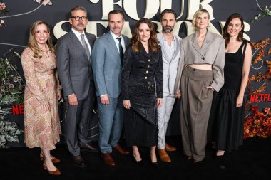Lang Fisher, Steve Carell, Will Forte, Tina Fey, Marco Calvani, Kerri Kenney-Silver ve Tracey Wigfield, 24 Nisan 2025 'te Amerika Yönetmenler Birliği' ndeki DGA Tiyatro Kompleksi 'nin birinci sezonunun galasına geldiler.
