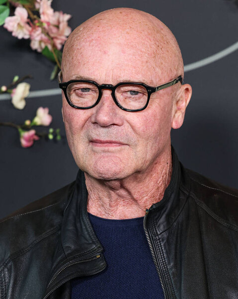 Американский актер и музыкант Крид Браттон прибывает в Лос-Анджелес на премьеру первого сезона Netflix "Четыре сезона", состоявшегося в театральном комплексе DGA Гильдии режиссёров Америки 24 апреля 2025 года в Лос-Анджелесе, Калифорния, США.