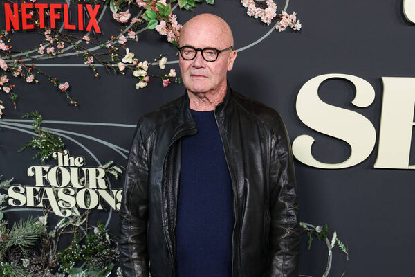 Американский актер и музыкант Крид Браттон прибывает в Лос-Анджелес на премьеру первого сезона Netflix "Четыре сезона", состоявшегося в театральном комплексе DGA Гильдии режиссёров Америки 24 апреля 2025 года в Лос-Анджелесе, Калифорния, США.