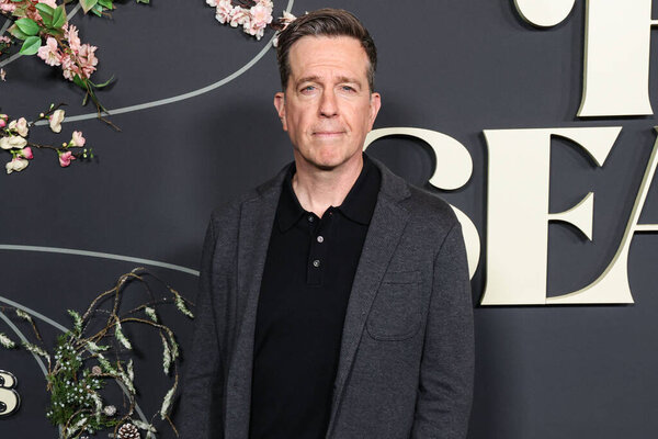 Американский актер Эд Хелмс прибывает на премьеру первого сезона Netflix "Четыре сезона", состоявшегося в кинотеатре DGA в Гильдии режиссёров Америки 24 апреля 2025 года в Лос-Анджелесе, Калифорния, США.       