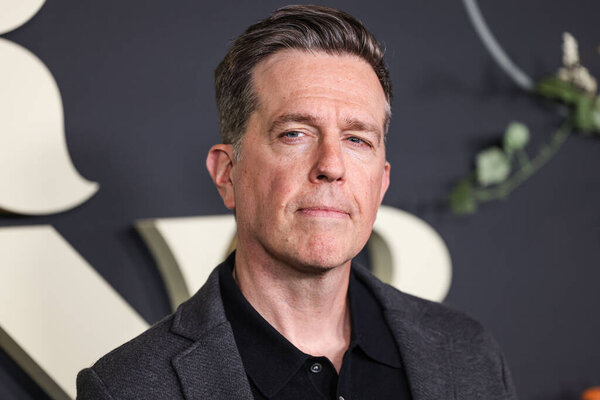 Американский актер Эд Хелмс прибывает на премьеру первого сезона Netflix "Четыре сезона", состоявшегося в кинотеатре DGA в Гильдии режиссёров Америки 24 апреля 2025 года в Лос-Анджелесе, Калифорния, США.       