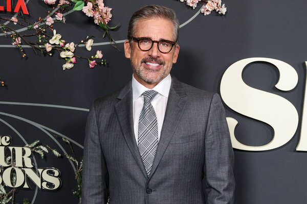 Американский актёр и комик Стив Карелл прибыл в Лос-Анджелес на премьеру первого сезона Netflix "Четыре сезона", проходившего в театральном комплексе DGA Гильдии режиссёров Америки 24 апреля 2025 года в Лос-Анджелесе, Калифорния, США.     