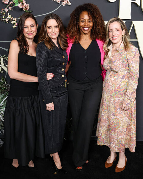 Тэйси Вигфилд, Тина Фей, Перлена Игбокве и Лэнг Фишер прибывают на премьеру "Четырех сезонов" Netflix в Лос-Анджелесе, штат Калифорния, 24 апреля 2025 года.