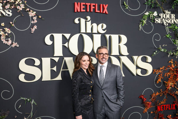 Тина Фей и Стив Карелл прибыли в Лос-Анджелес на премьеру первого сезона Netflix "Четыре сезона", проходившего в театральном комплексе DGA в Гильдии режиссёров Америки 24 апреля 2025 года в Лос-Анджелесе, Калифорния, США.