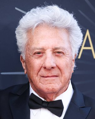 Amerikalı aktör Dustin Hoffman, 26 Nisan 2025 'te Dolby Tiyatrosu' nda düzenlenen 50. Yıllık AFI (Amerikan Film Enstitüsü) Yaşam Boyu Başarı Ödülü 'ne ulaştı.. 