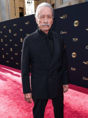 Meksikalı-Amerikalı aktör, yönetmen, yapımcı, yazar ve aktivist Edward James Olmos, 26 Nisan 2025 'te Dolby Tiyatrosu' nda düzenlenen 50. Yıllık AFI (Amerikan Film Enstitüsü) Yaşam Başarı Ödülüne layık görüldü. 