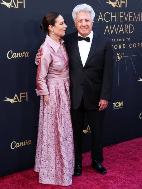 Lisa Hoffman ve kocası Dustin Hoffman, 26 Nisan 2025 tarihinde Dolby Tiyatrosu 'nda düzenlenen 50. yıllık AFI (Amerikan Film Enstitüsü) Yaşam Boyu Başarı Ödülü' ne geldiler.