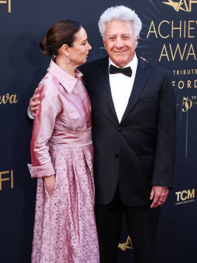 Lisa Hoffman ve kocası Dustin Hoffman, 26 Nisan 2025 tarihinde Dolby Tiyatrosu 'nda düzenlenen 50. yıllık AFI (Amerikan Film Enstitüsü) Yaşam Boyu Başarı Ödülü' ne geldiler.