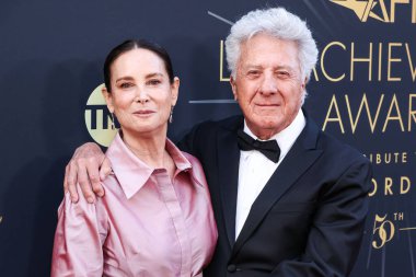 Lisa Hoffman ve kocası Dustin Hoffman, 26 Nisan 2025 tarihinde Dolby Tiyatrosu 'nda düzenlenen 50. yıllık AFI (Amerikan Film Enstitüsü) Yaşam Boyu Başarı Ödülü' ne geldiler.