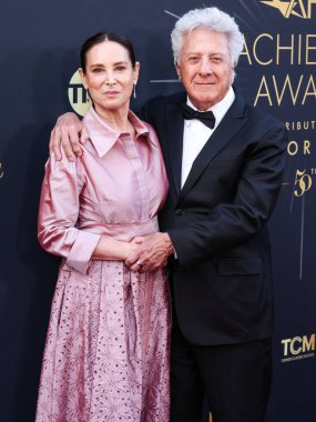Lisa Hoffman ve kocası Dustin Hoffman, 26 Nisan 2025 tarihinde Dolby Tiyatrosu 'nda düzenlenen 50. yıllık AFI (Amerikan Film Enstitüsü) Yaşam Boyu Başarı Ödülü' ne geldiler.