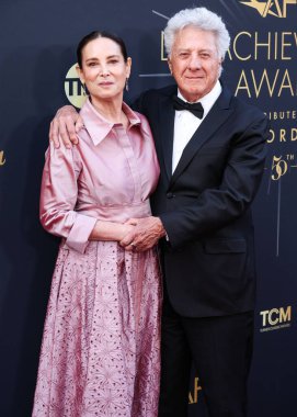 Lisa Hoffman ve kocası Dustin Hoffman, 26 Nisan 2025 tarihinde Dolby Tiyatrosu 'nda düzenlenen 50. yıllık AFI (Amerikan Film Enstitüsü) Yaşam Boyu Başarı Ödülü' ne geldiler.