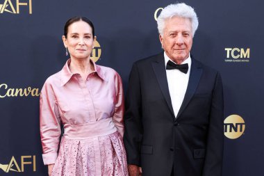 Lisa Hoffman ve kocası Dustin Hoffman, 26 Nisan 2025 tarihinde Dolby Tiyatrosu 'nda düzenlenen 50. yıllık AFI (Amerikan Film Enstitüsü) Yaşam Boyu Başarı Ödülü' ne geldiler.