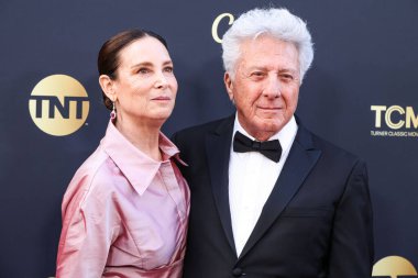 Lisa Hoffman ve kocası Dustin Hoffman, 26 Nisan 2025 tarihinde Dolby Tiyatrosu 'nda düzenlenen 50. yıllık AFI (Amerikan Film Enstitüsü) Yaşam Boyu Başarı Ödülü' ne geldiler.