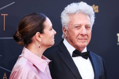 Lisa Hoffman ve kocası Dustin Hoffman, 26 Nisan 2025 tarihinde Dolby Tiyatrosu 'nda düzenlenen 50. yıllık AFI (Amerikan Film Enstitüsü) Yaşam Boyu Başarı Ödülü' ne geldiler.