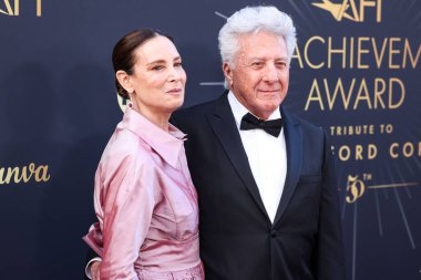 Lisa Hoffman ve kocası Dustin Hoffman, 26 Nisan 2025 tarihinde Dolby Tiyatrosu 'nda düzenlenen 50. yıllık AFI (Amerikan Film Enstitüsü) Yaşam Boyu Başarı Ödülü' ne geldiler.