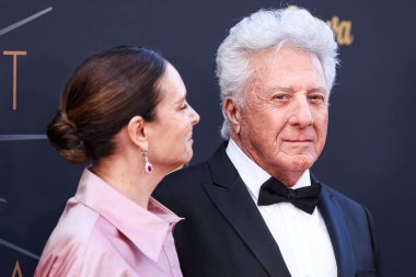 Lisa Hoffman ve kocası Dustin Hoffman, 26 Nisan 2025 tarihinde Dolby Tiyatrosu 'nda düzenlenen 50. yıllık AFI (Amerikan Film Enstitüsü) Yaşam Boyu Başarı Ödülü' ne geldiler.