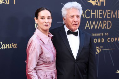 Lisa Hoffman ve kocası Dustin Hoffman, 26 Nisan 2025 tarihinde Dolby Tiyatrosu 'nda düzenlenen 50. yıllık AFI (Amerikan Film Enstitüsü) Yaşam Boyu Başarı Ödülü' ne geldiler.