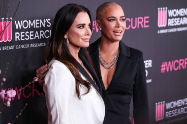 Kyle Richards ve Teddi Mellencamp Arroyave, 28 Nisan 2025 'te Beverly Hilton Oteli' nde düzenlenen Kadın Kanser Araştırma Fonu 'nun Unutulmaz Akşam Yardım Galası 2025' e geldiler. (Fotoğraf:
