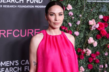 Amerikalı komedyen ve aktris Whitney Cummings, 28 Nisan 2025 'te Beverly Hills, Los Angeles, Kaliforniya, ABD' de düzenlenen Kadın Kanser Araştırma Fonu 'nun Unutulmaz Akşam Yardım Galası 2025' e geldi..   