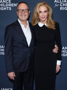 Amerikalı televizyon yapımcısı ve FX Networks Başkanı John Landgraf ve eşi / Amerikalı aktris Ally Walker, 3 Nisan 'da Beverly Wilshire, A Four Seasons Hotel' de düzenlenen 33.