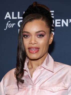 Amerikalı şarkıcı, söz yazarı ve oyuncu Andra Day (Cassandra Monique Batie), 30 Nisan 2025 'te Beverly Wilshire, A Four Seasons Hotel' de düzenlenen Çocuk Hakları için Müttefikler 33.