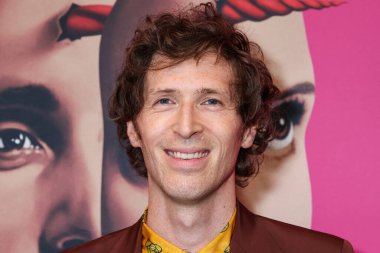 Amerikalı sanatçı, yapımcı, yapımcı ve aktör Daryl Wein, 1 Mayıs 2025 'te Beverly Hills, Los Angeles, Kaliforniya, ABD' de düzenlenen Güzel Sanatlar Tiyatrosu 'nda düzenlenen' Electra 'nın Los Angeles Prömiyeri' ne geldi..