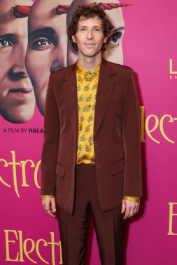 Amerikalı sanatçı, yapımcı, yapımcı ve aktör Daryl Wein, 1 Mayıs 2025 'te Beverly Hills, Los Angeles, Kaliforniya, ABD' de düzenlenen Güzel Sanatlar Tiyatrosu 'nda düzenlenen' Electra 'nın Los Angeles Prömiyeri' ne geldi..